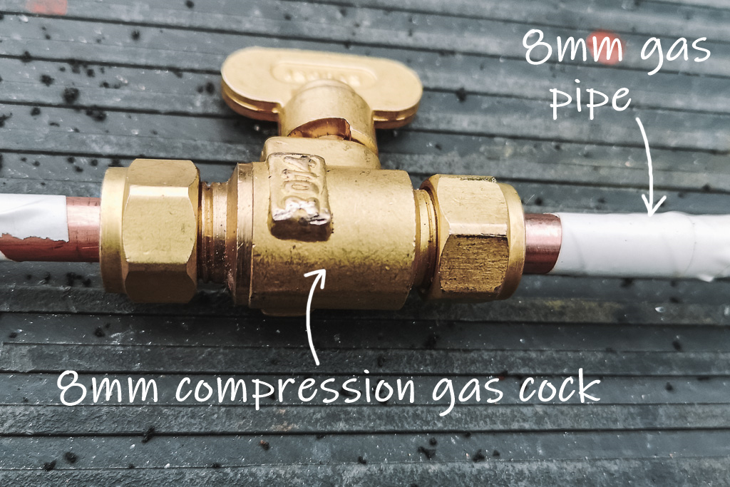 Gas compression cock fitted on an 8mm gas pipe
